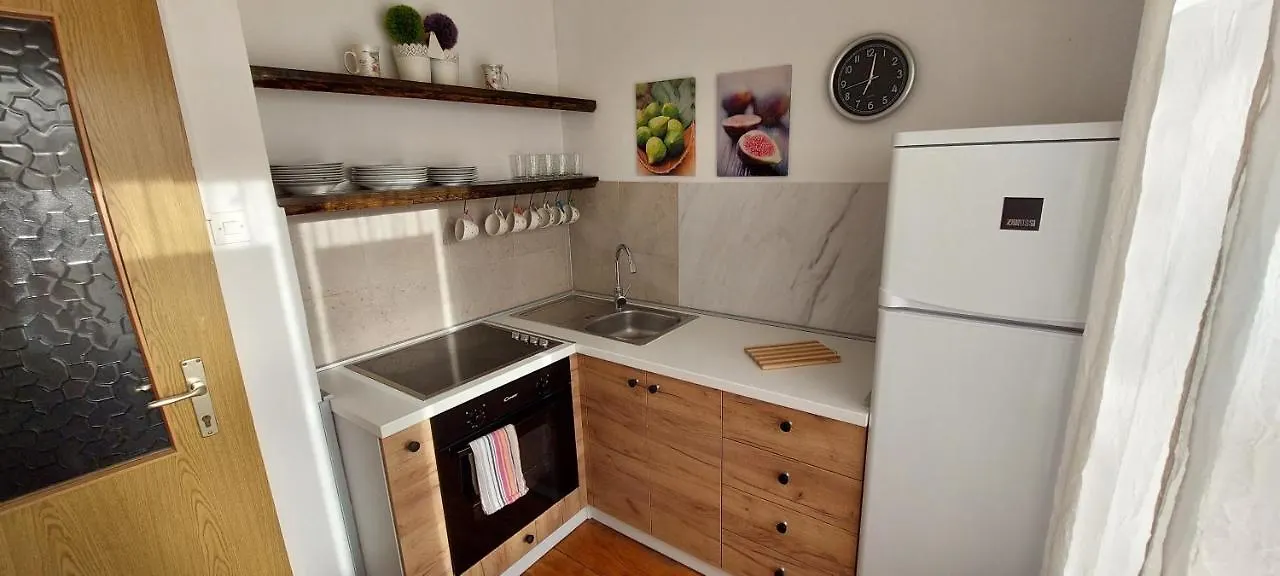 R&E Apartment Split