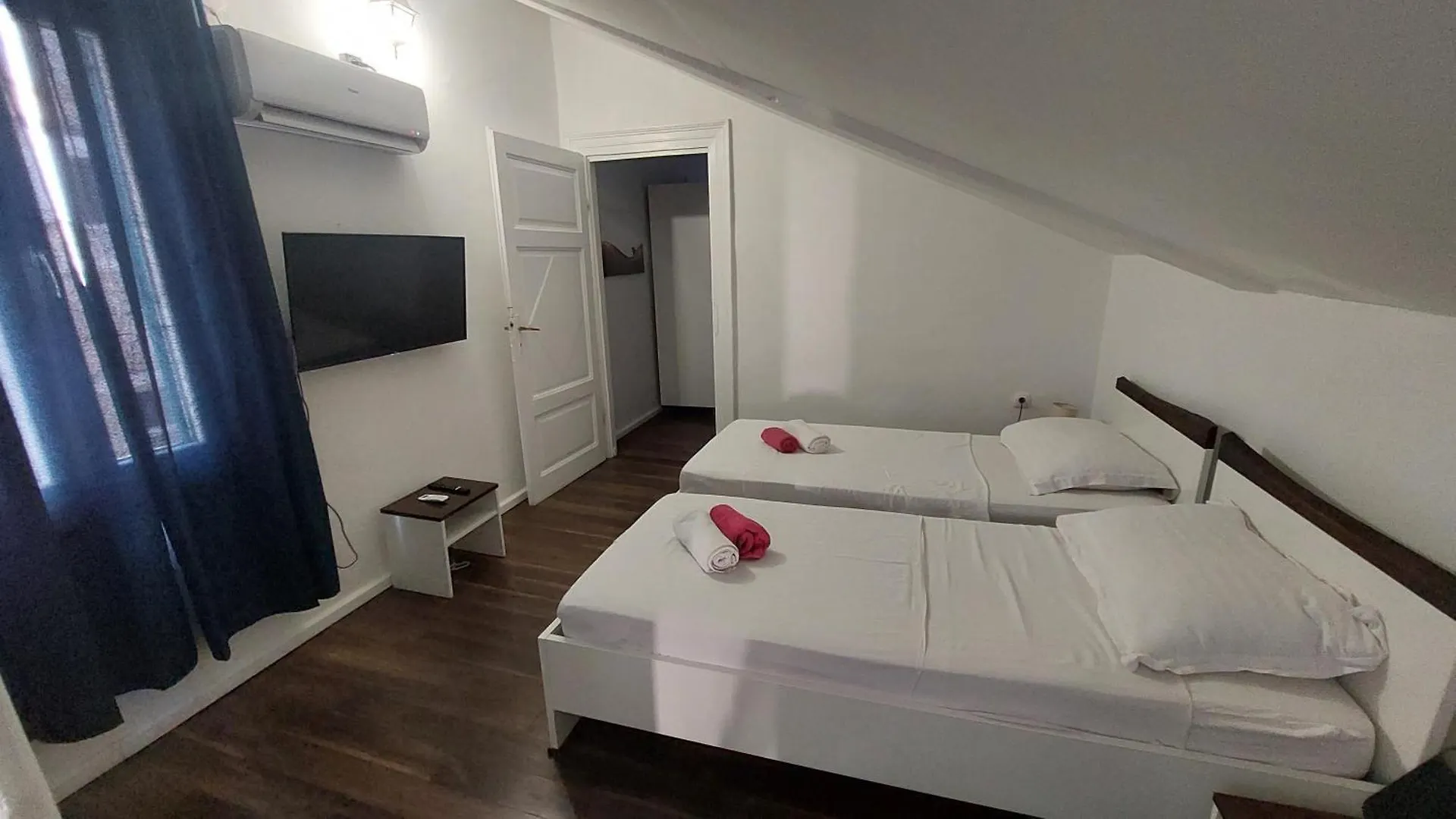 R&E Apartment Split 0*,